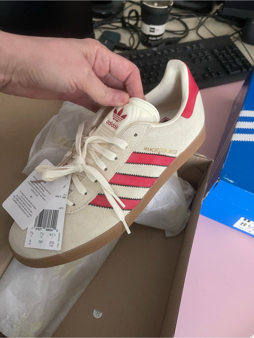 BNWT  adidas Cream & Red Manchester United Gazelle Sneakers